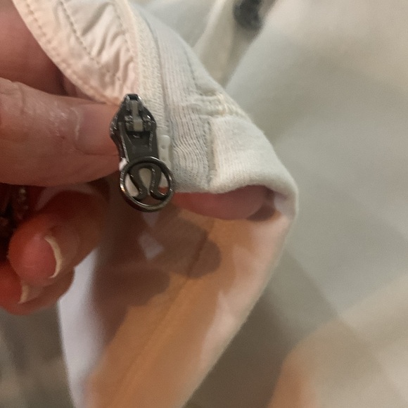 LULULEMON sx 6 cream fitted vest w/tuck away toggled closed hood w/ponytail slit - Picture 11 of 11